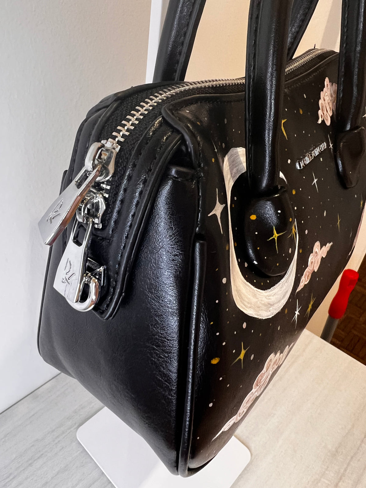 Bauletto dipinto a mano con Cielo di notte , Regina Schrecker con tracolla
