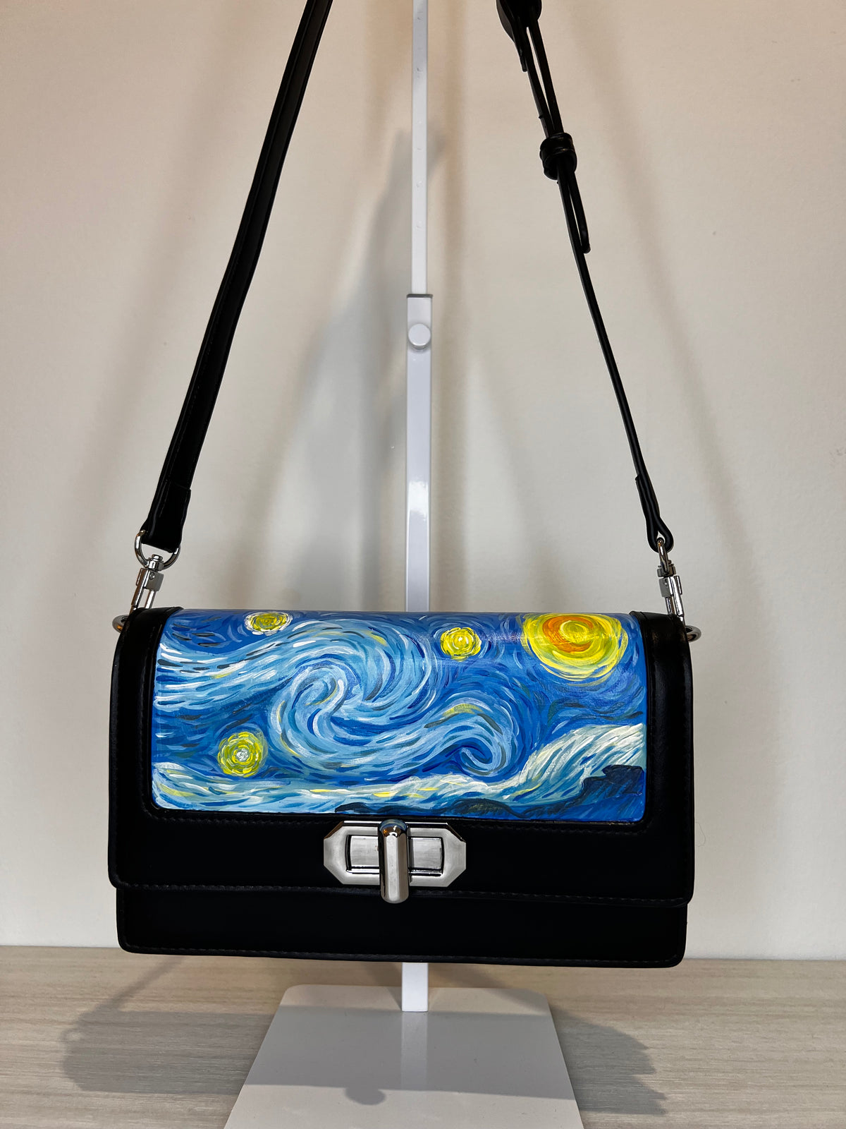 Pochette dipinta a mano con “notte stellata” , Regina Schrecker con tracolla