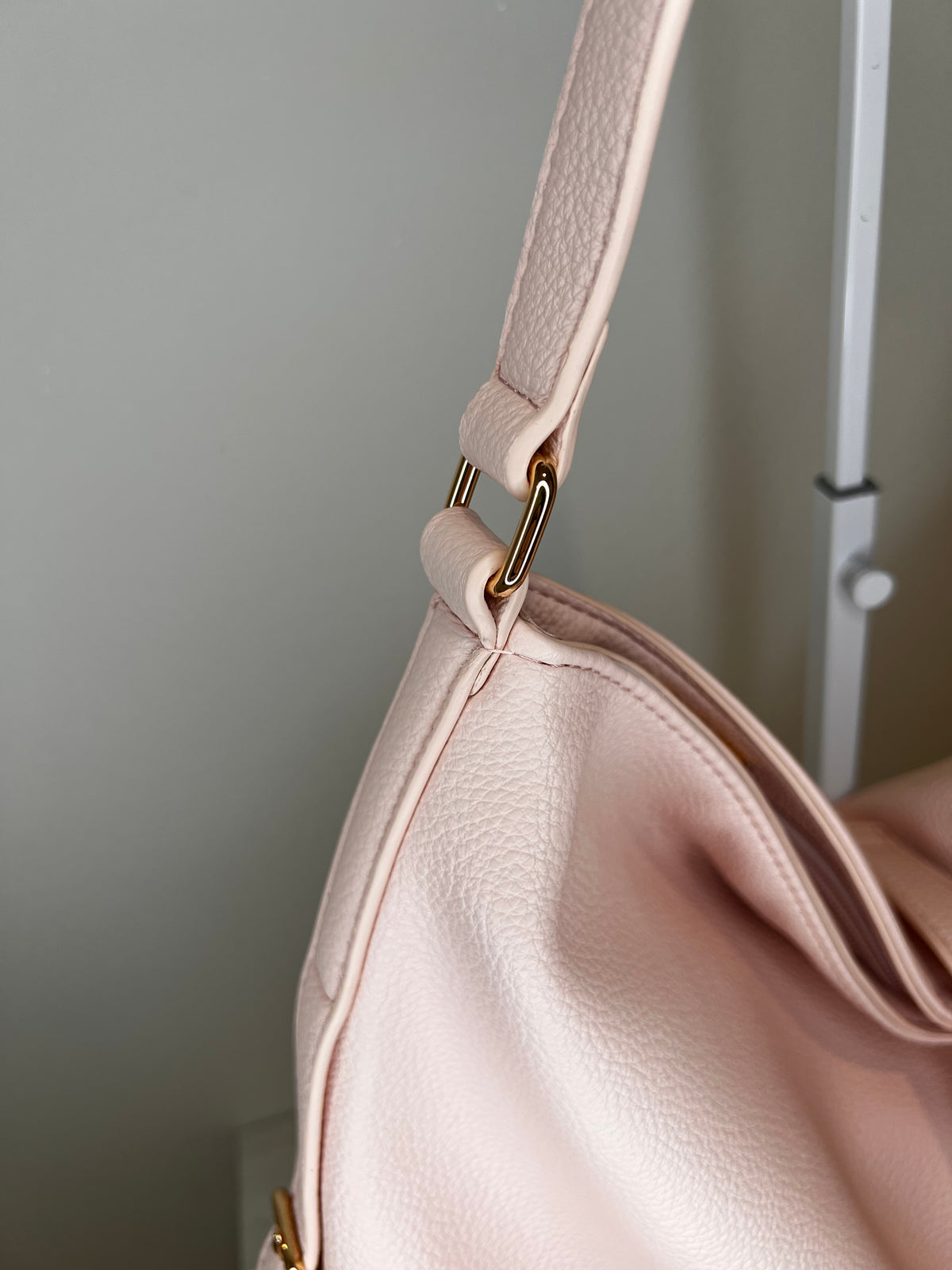 Borsa hobo capiente con dettagli oro, vista posteriore