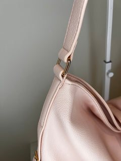 Borsa hobo capiente con dettagli oro, vista posteriore