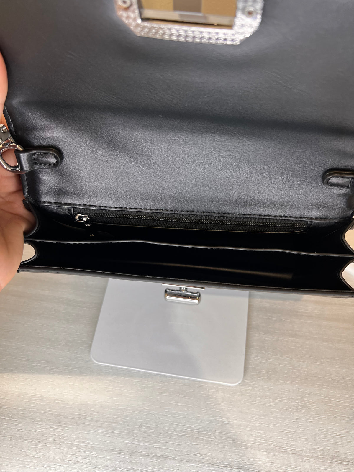 Pochette Regina Schrecker con tracolla, indossata