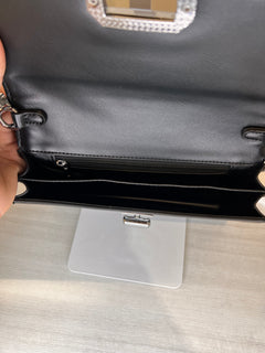 Pochette Regina Schrecker con tracolla, indossata