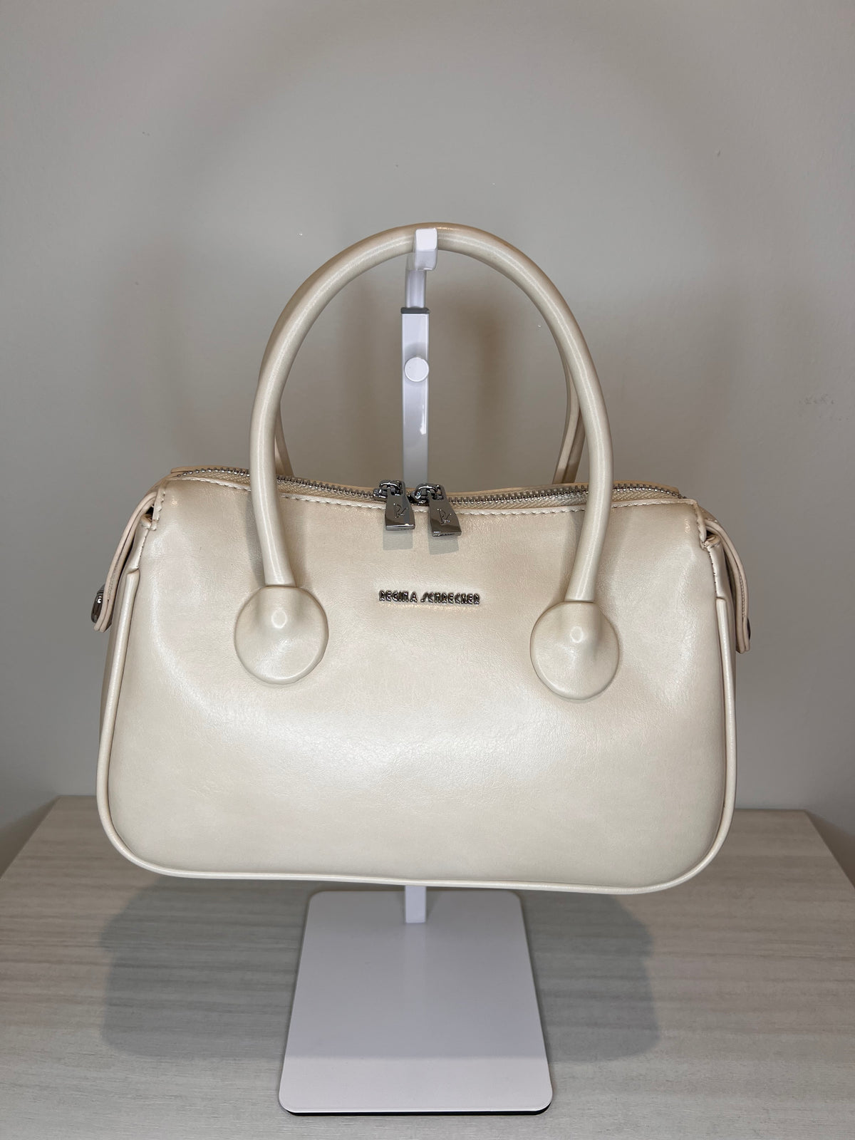 Bauletto Regina Schrecker con tracolla, vista frontale