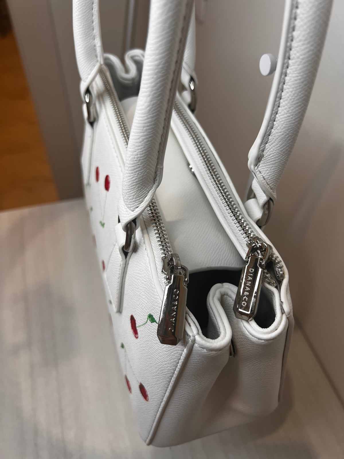 Bauletto dipinto a mano con Ciliegine rosse, Diana&Co con tracolla
