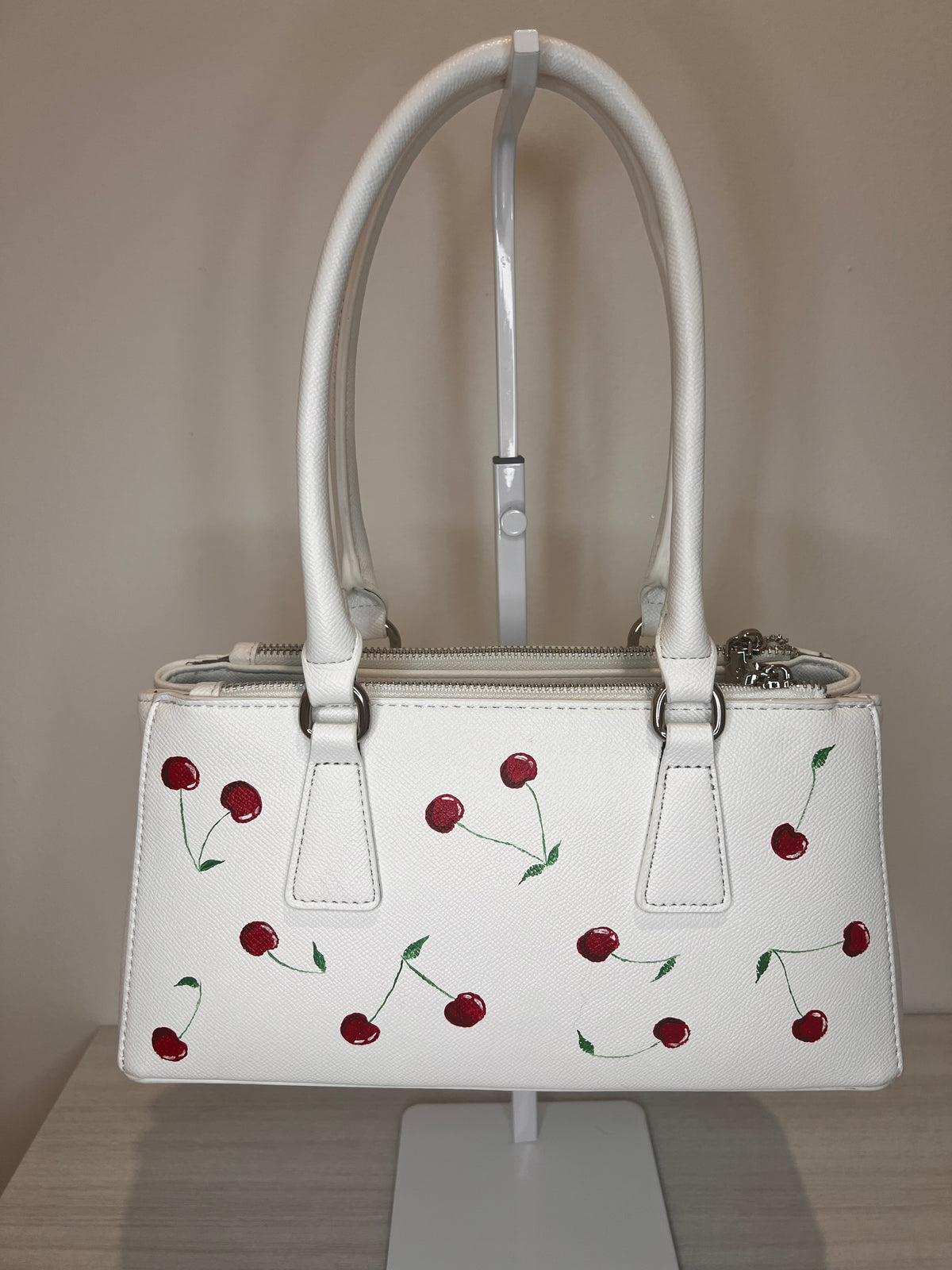 Bauletto dipinto a mano con Ciliegine rosse, Diana&Co con tracolla