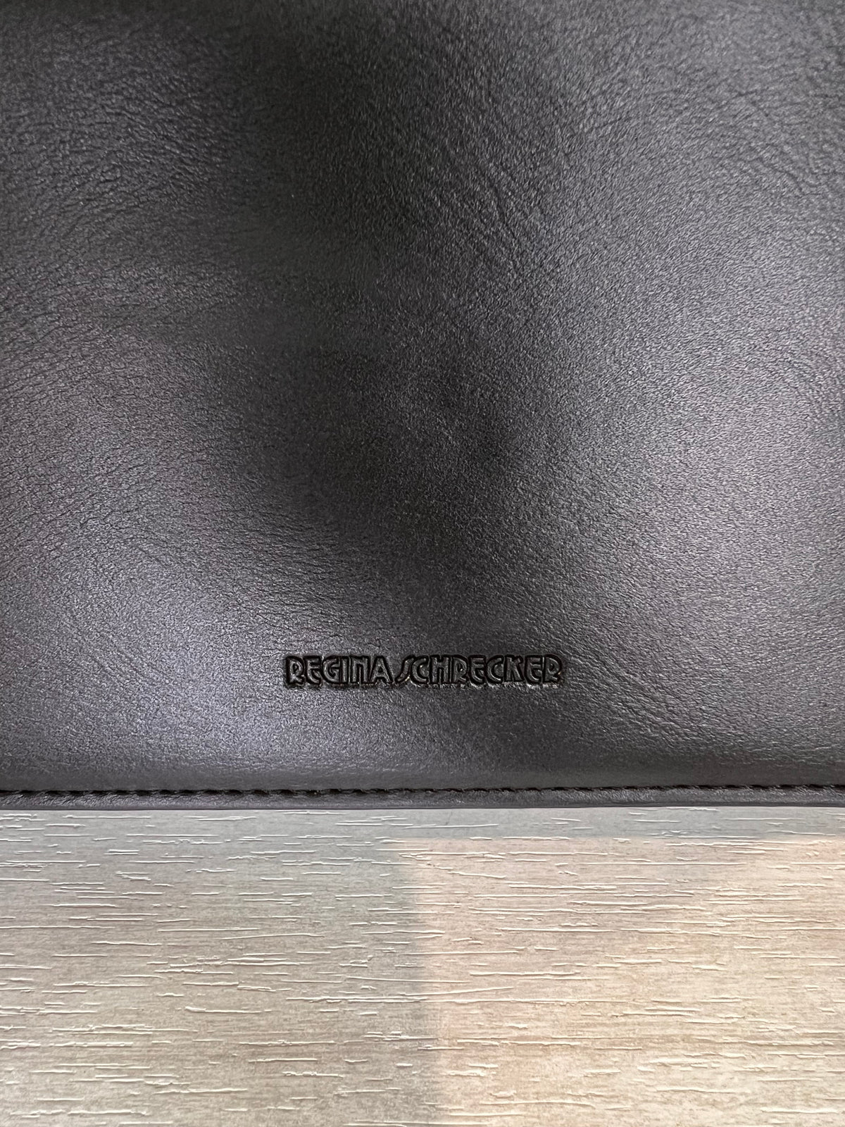Pochette Regina Schrecker con tracolla, dettaglio