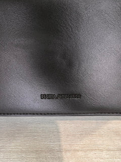 Pochette Regina Schrecker con tracolla, dettaglio