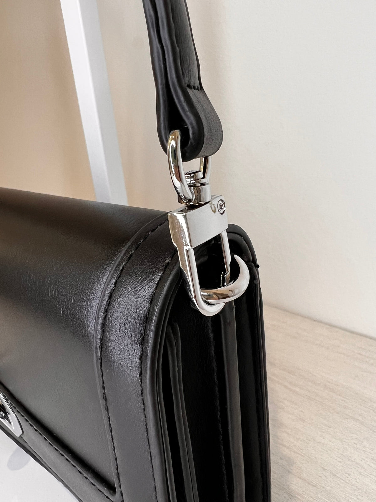 Pochette Regina Schrecker con tracolla, vista posteriore