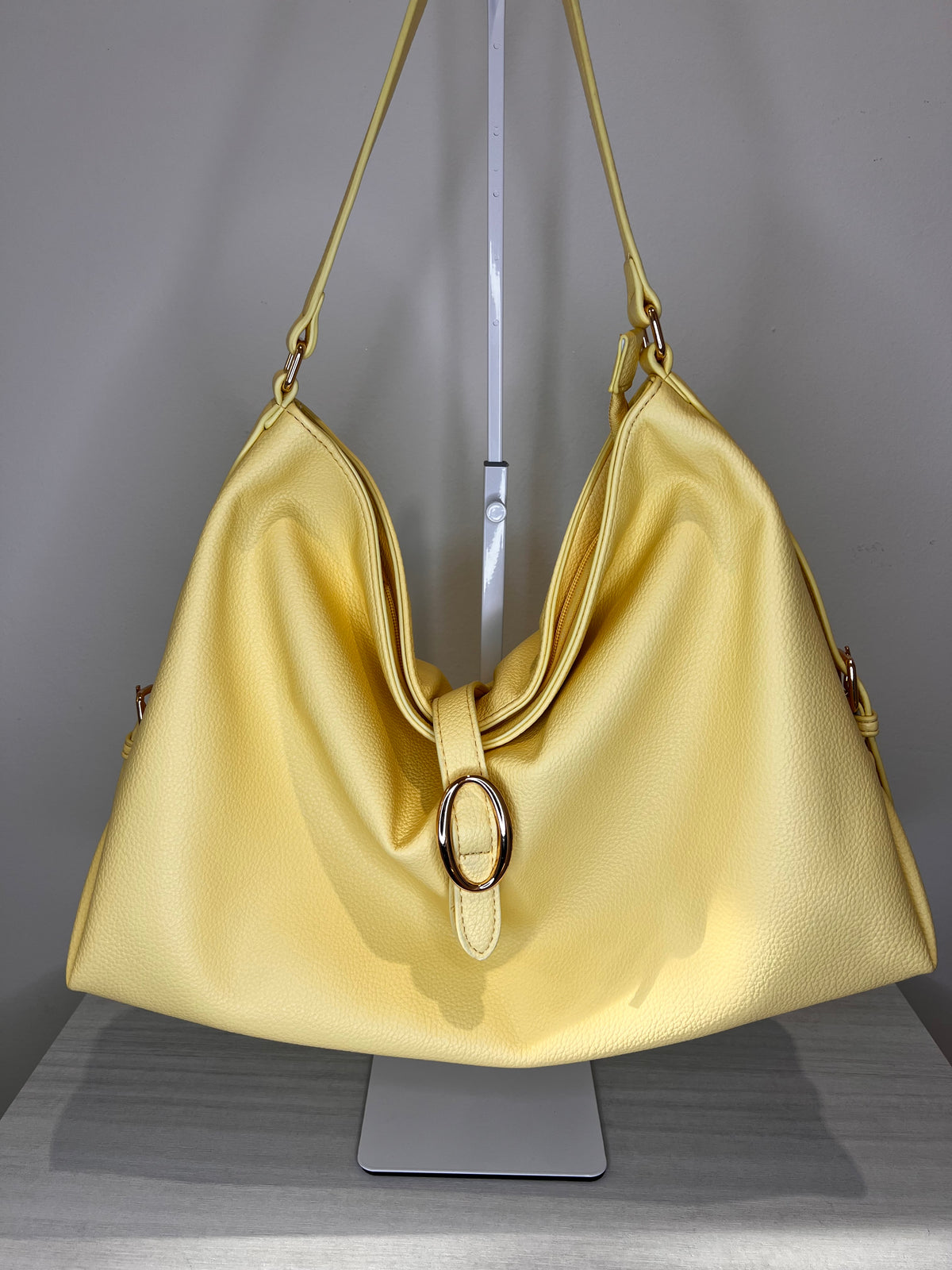 Borsa hobo capiente con dettagli oro, vista laterale