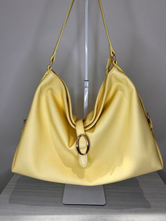 Borsa hobo capiente con dettagli oro, vista laterale