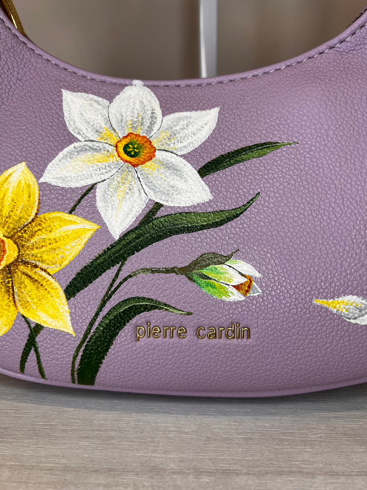 Borsa a tracolla dipinta a mano con Narcisi bianco e giallo , Pierre Cardin lilla
