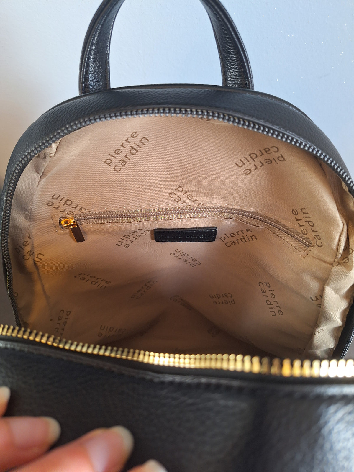 Zainetto Pierre Cardin con ferramenta oro, indossata