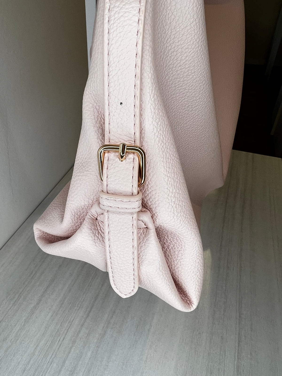 Borsa hobo capiente con dettagli oro, dettaglio della tracolla