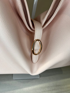 Borsa hobo capiente con dettagli oro, dettaglio della chiusura