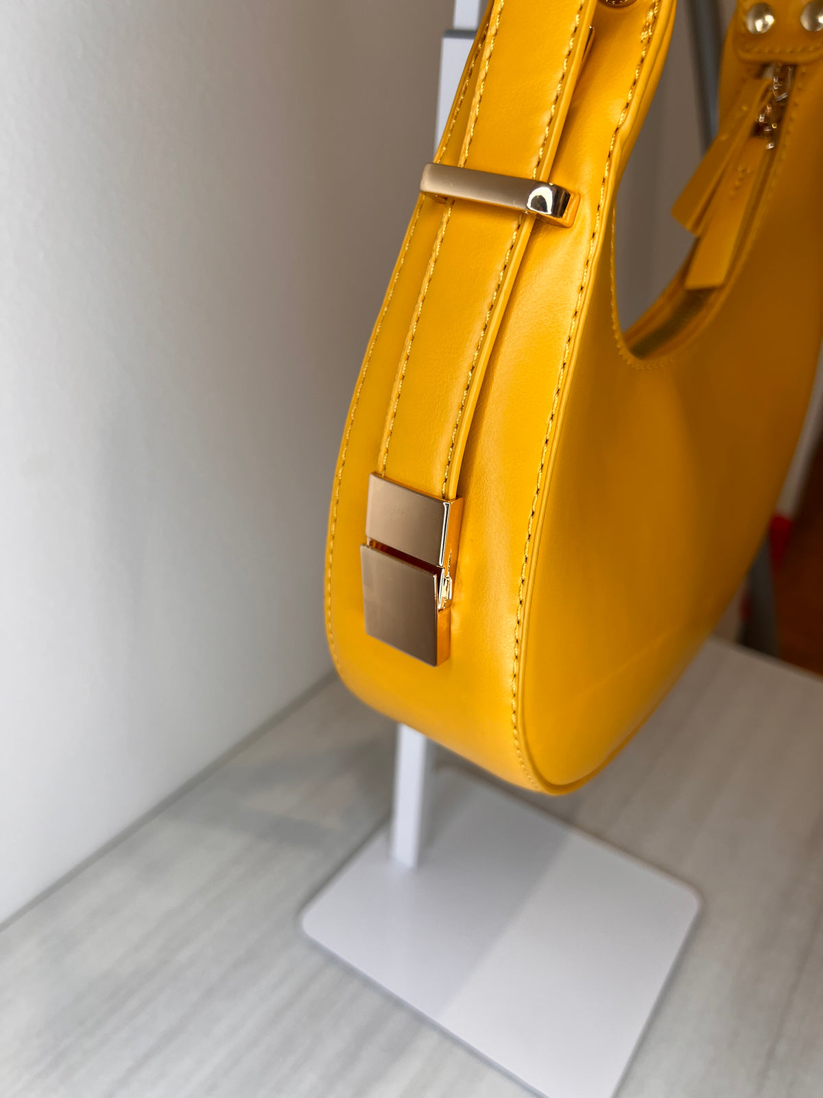 Borsa mezzaluna con tracolla, dettaglio della chiusura