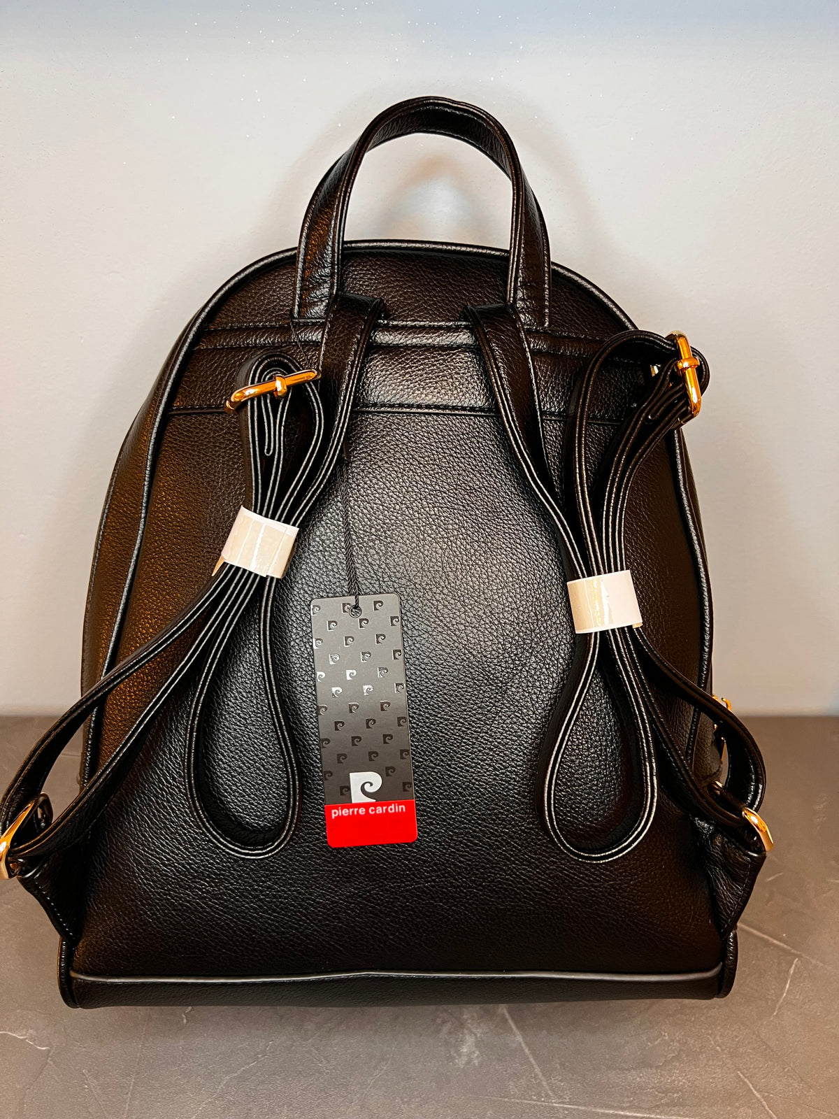 Zainetto Pierre Cardin con ferramenta oro, dettaglio del logo