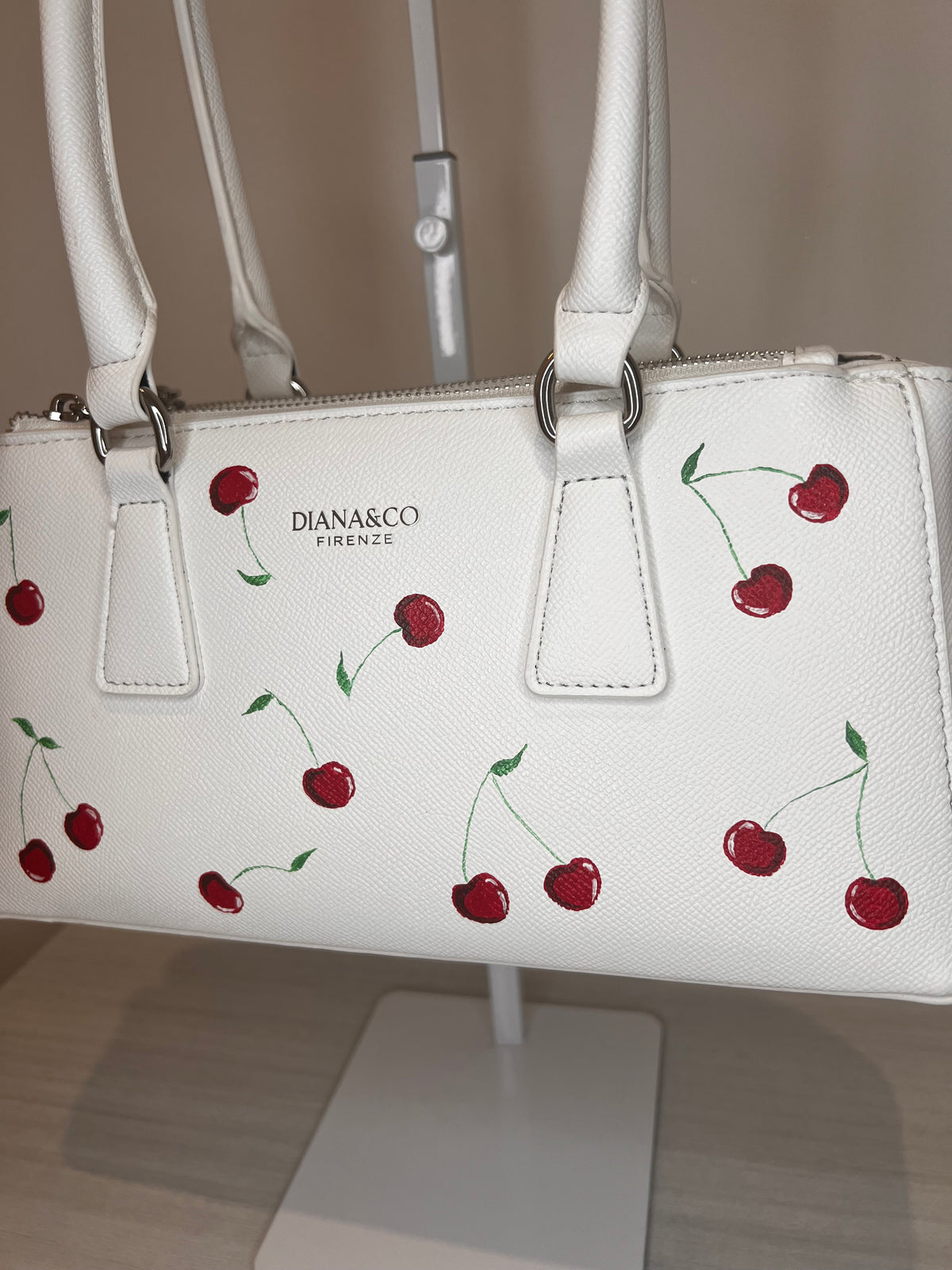 Bauletto dipinto a mano con Ciliegine rosse, Diana&Co con tracolla