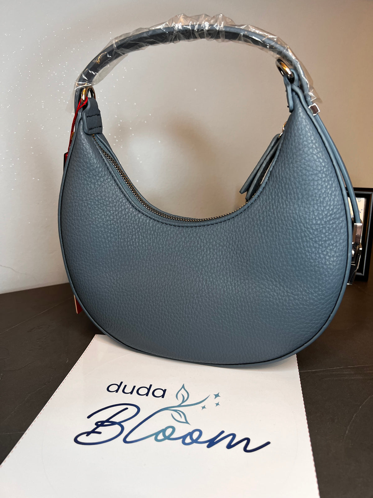 Borsa mezzaluna Pierre Cardin blu jeans, vista laterale