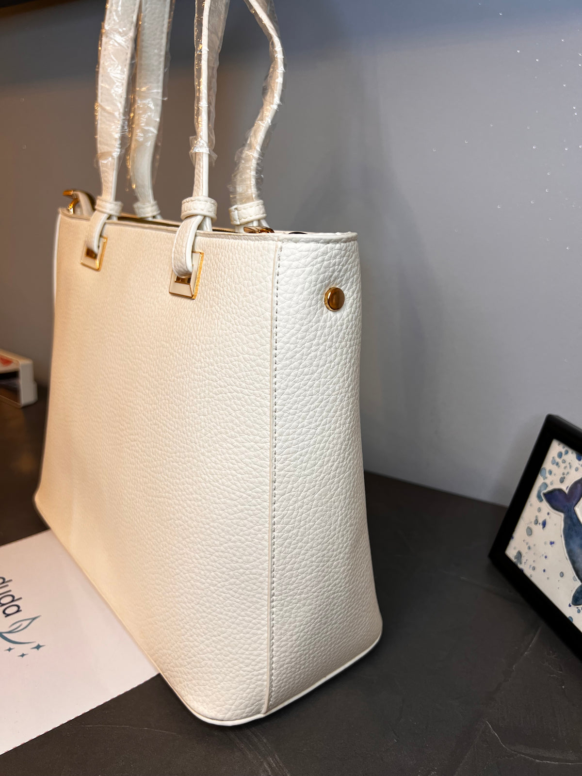 Borsa a tracolla dipinta a mano con farfalla rosa, Pierre Cardin bianca, dettaglio della chiusura