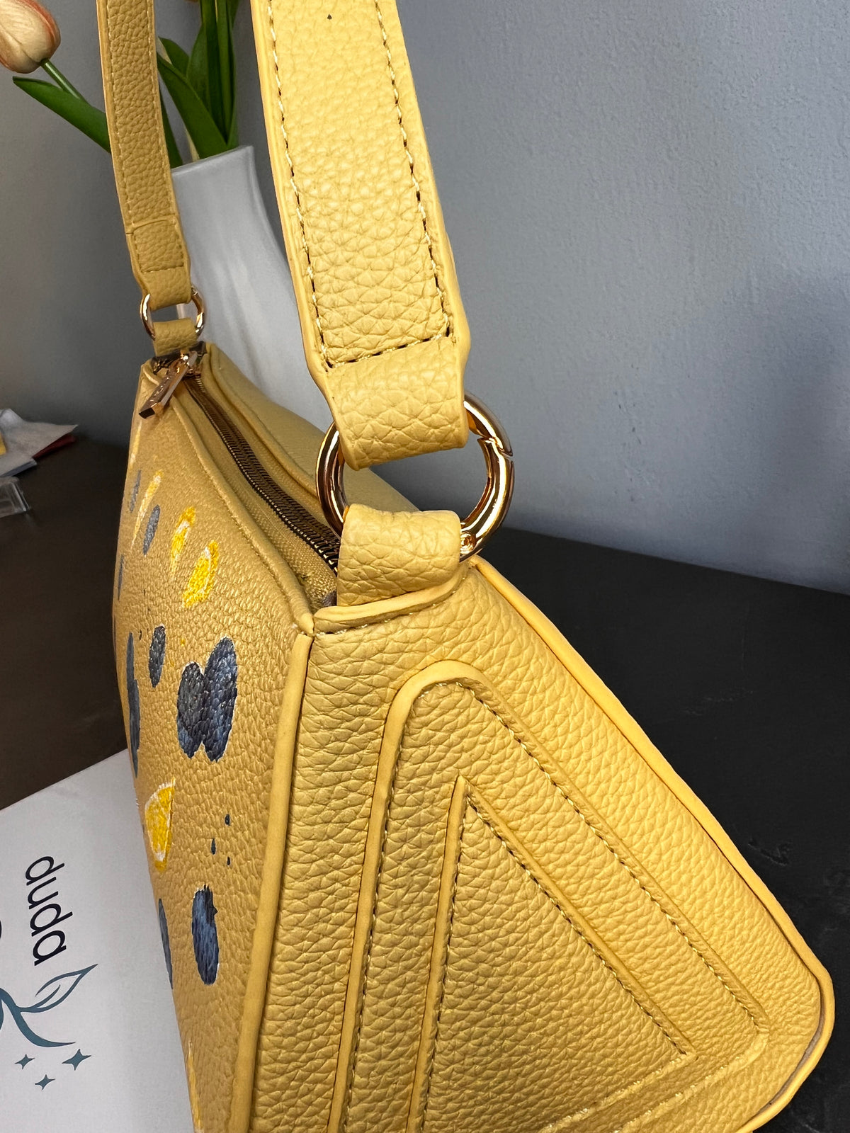 Borsa a tracolla dipinta a mano con limoni, Pierre Cardin gialla, interno