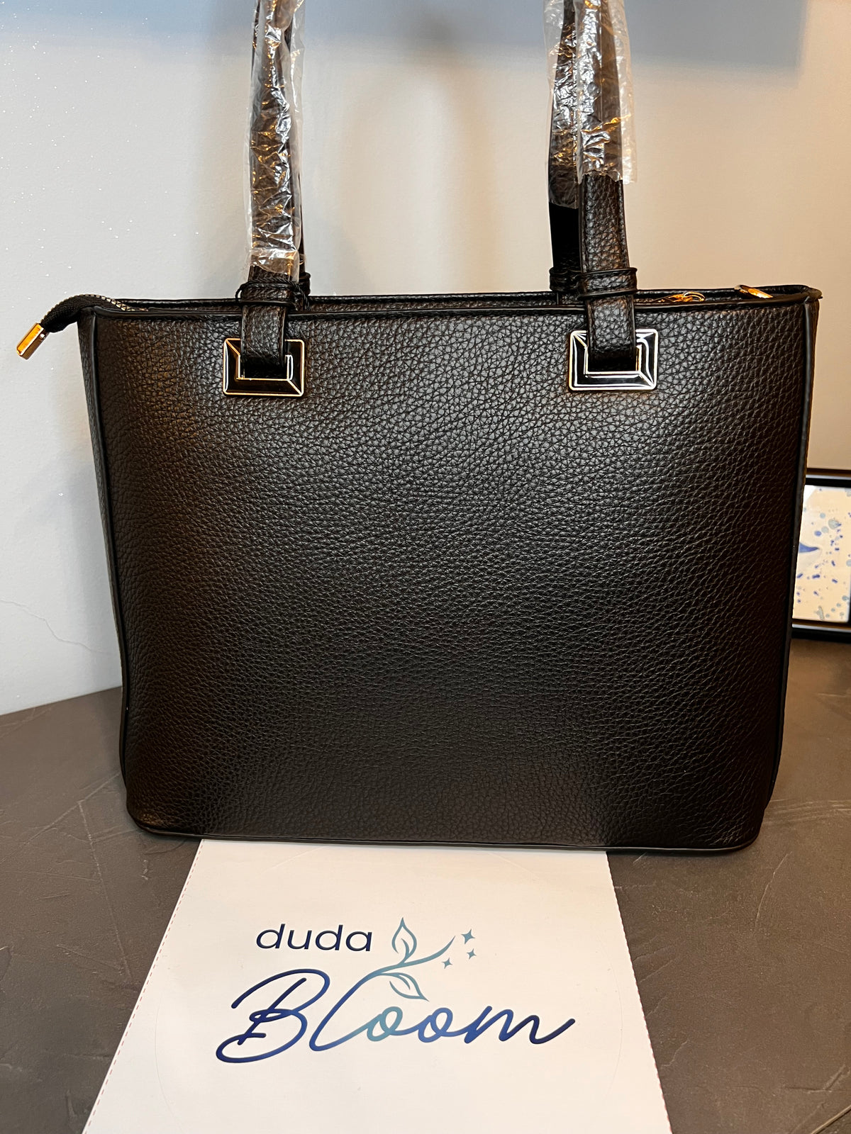 Borsa a tracolla dipinta a mano con farfalla blu, Pierre Cardin nera, dettaglio della tracolla