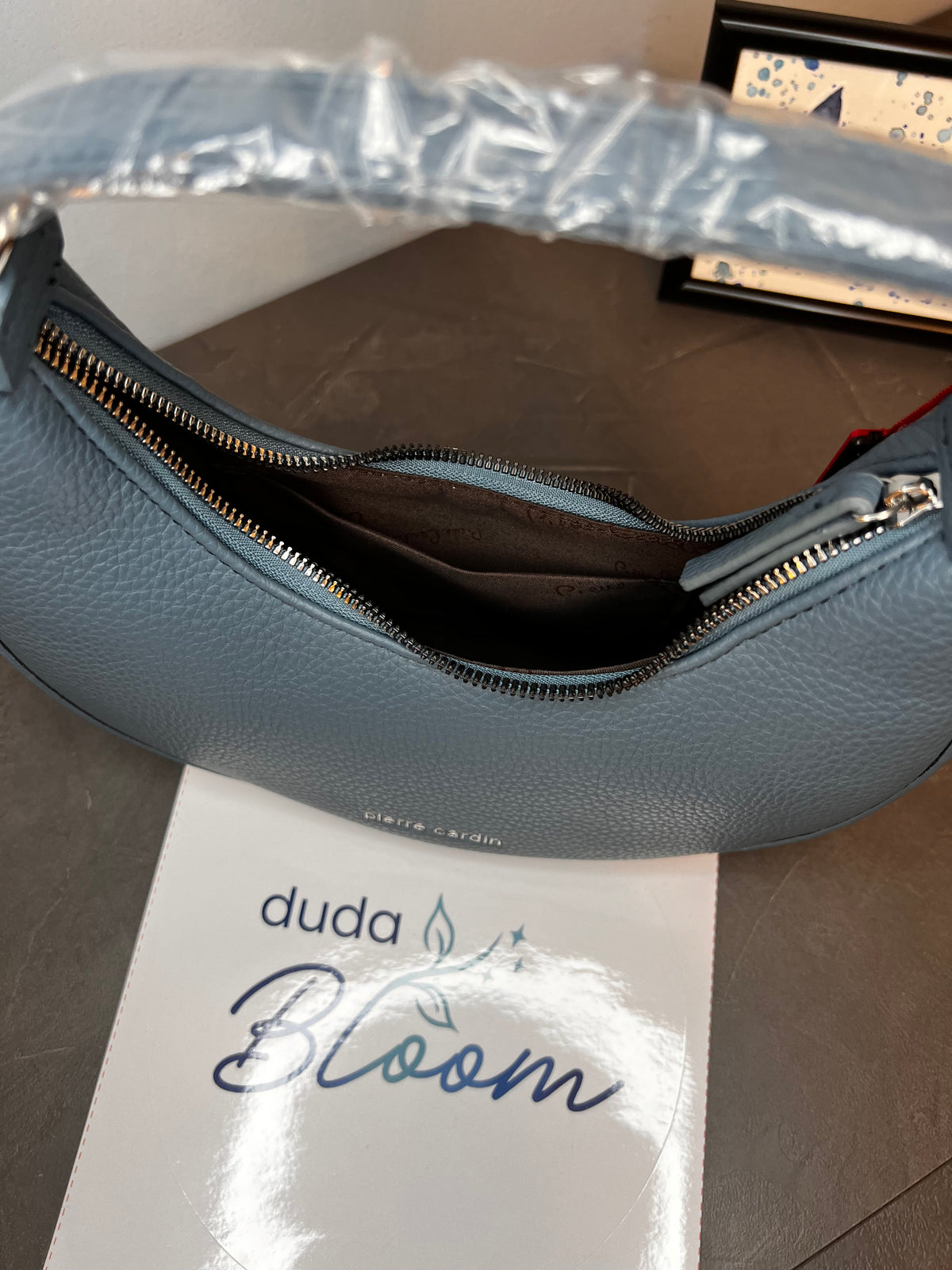 Borsa mezzaluna Pierre Cardin blu jeans, vista posteriore
