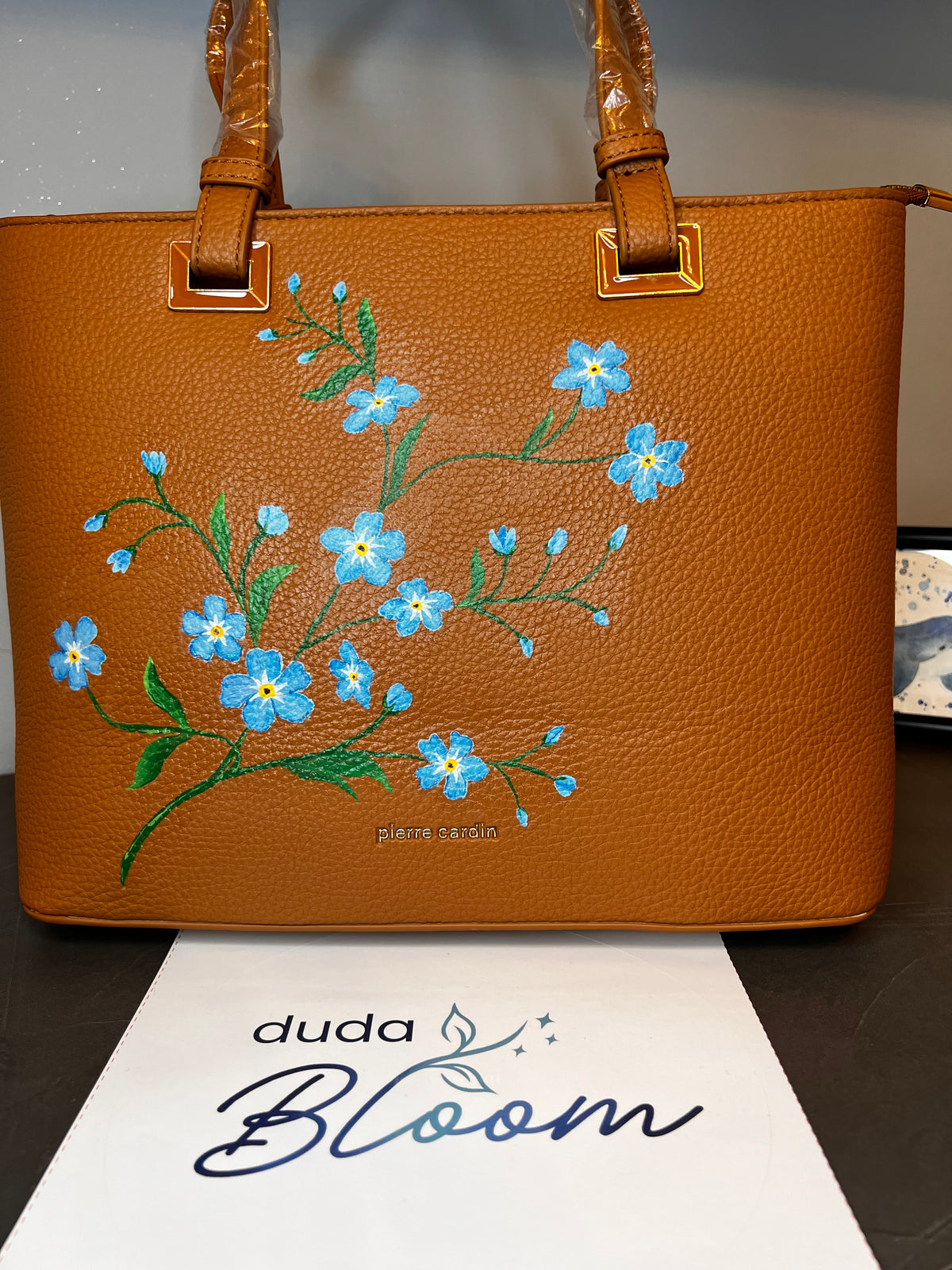 Borsa a tracolla dipinta a mano con fiori, Pierre Cardin cognac, vista frontale