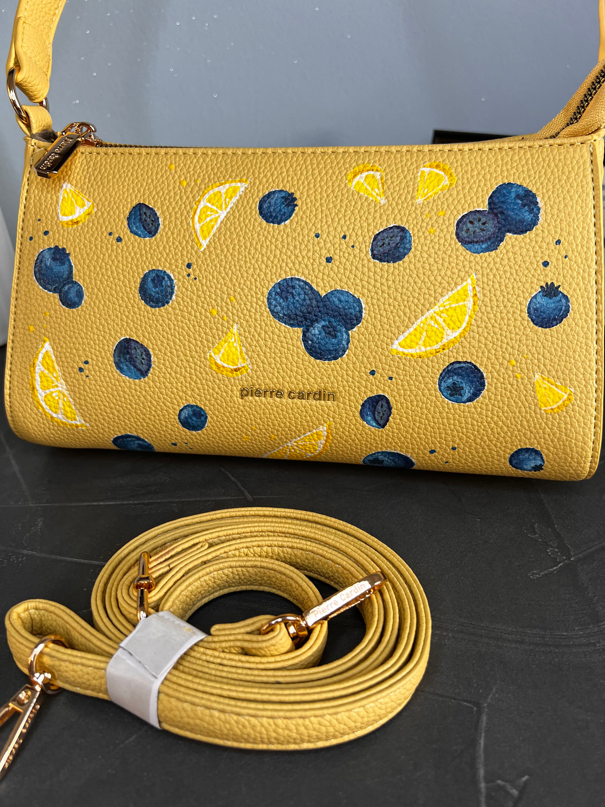 Borsa a tracolla dipinta a mano con limoni, Pierre Cardin gialla, indossata