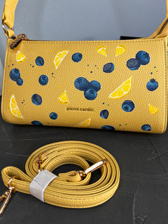 Borsa a tracolla dipinta a mano con limoni, Pierre Cardin gialla, indossata