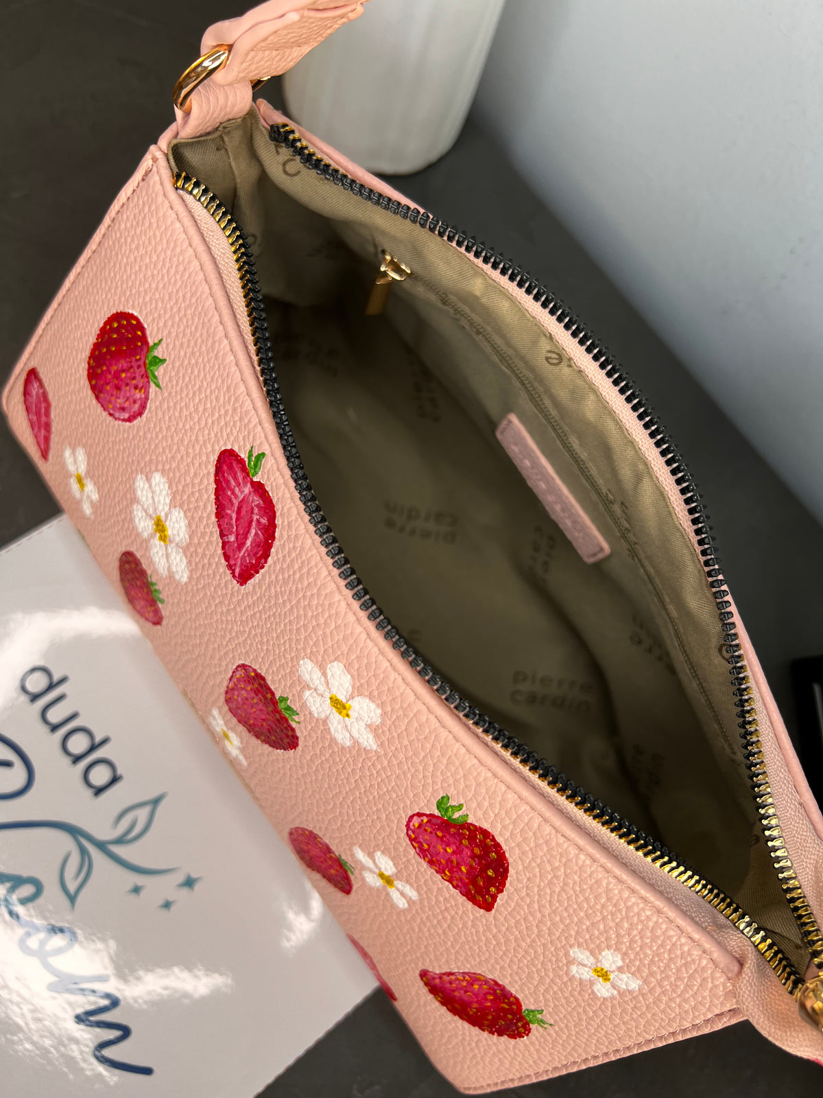 Borsa a tracolla dipinta a mano con fragole, Pierre Cardin rosa, dettaglio del logo