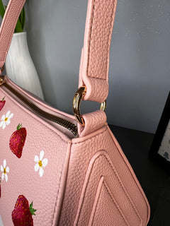 Borsa a tracolla dipinta a mano con fragole, Pierre Cardin rosa, interno