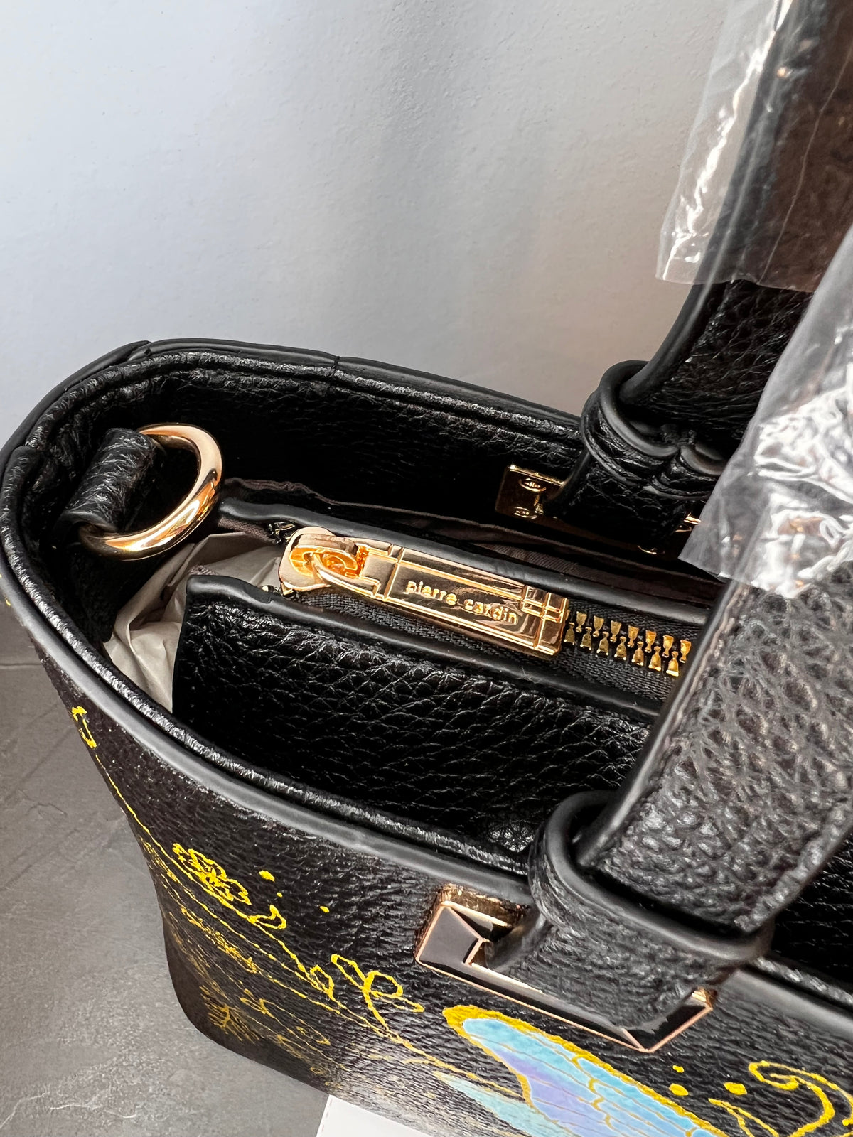 Borsa a tracolla dipinta a mano con farfalla blu, Pierre Cardin nera, interno