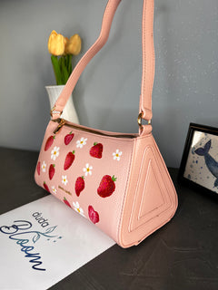 Borsa a tracolla dipinta a mano con fragole, Pierre Cardin rosa, vista laterale