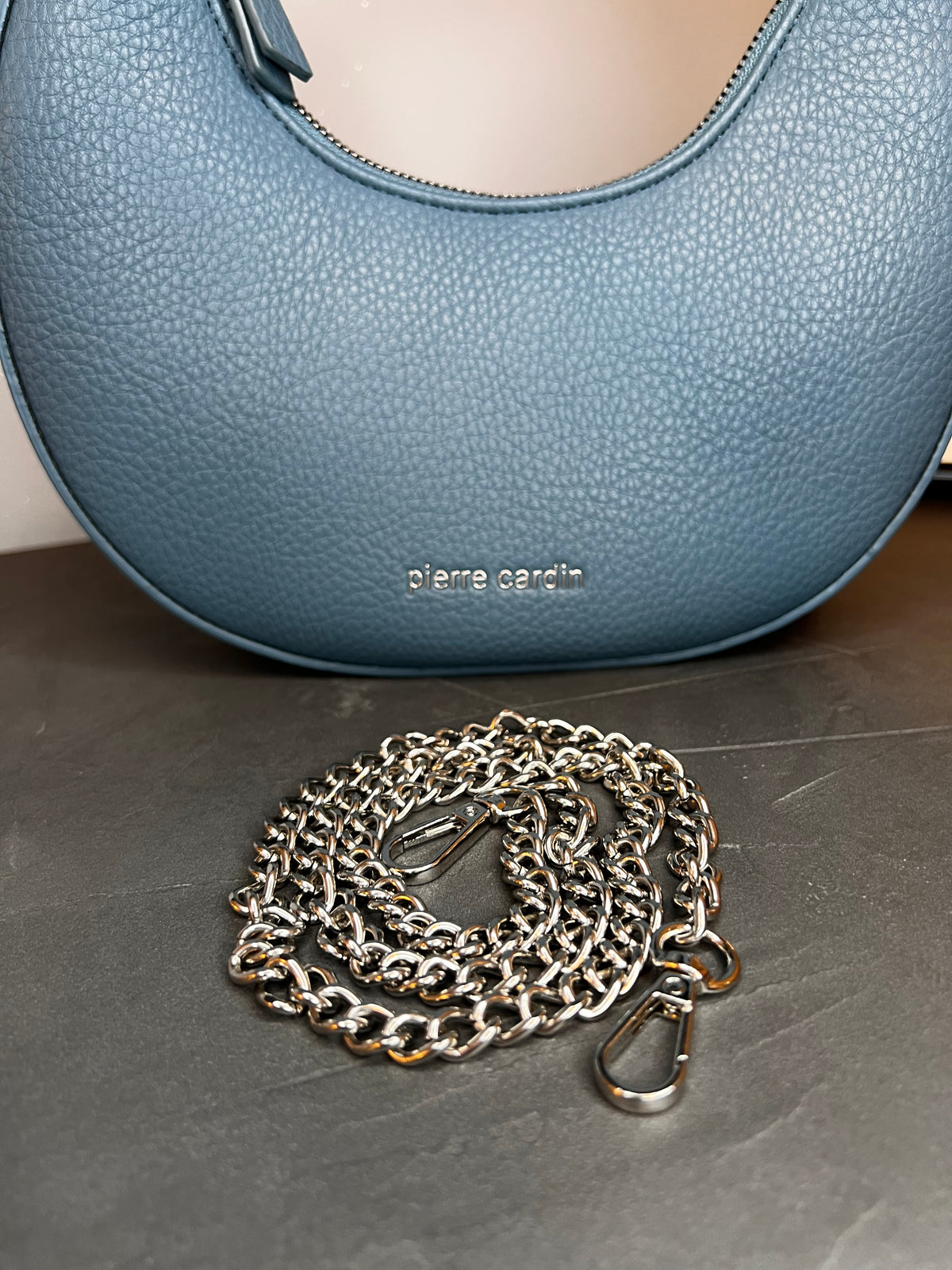 Borsa mezzaluna Pierre Cardin blu jeans, indossata