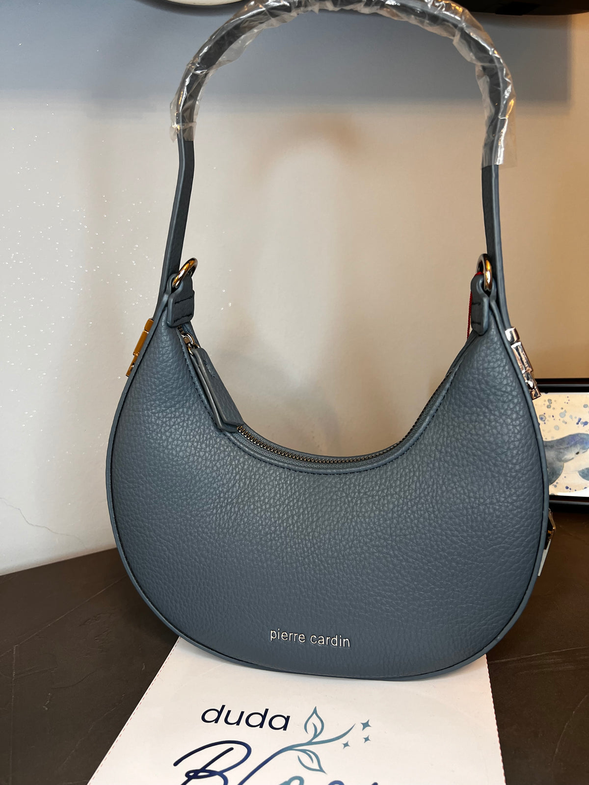 Borsa mezzaluna Pierre Cardin blu jeans, dettaglio della tracolla