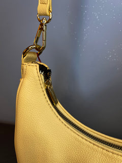 Borsa a tracolla piccola Pierre Cardin gialla, dettaglio della chiusura