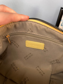 Borsa a tracolla dipinta a mano con limoni, Pierre Cardin gialla, dettaglio del logo