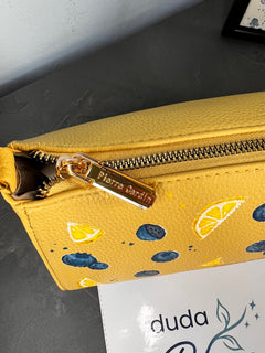 Borsa a tracolla dipinta a mano con limoni, Pierre Cardin gialla, dettaglio della chiusura