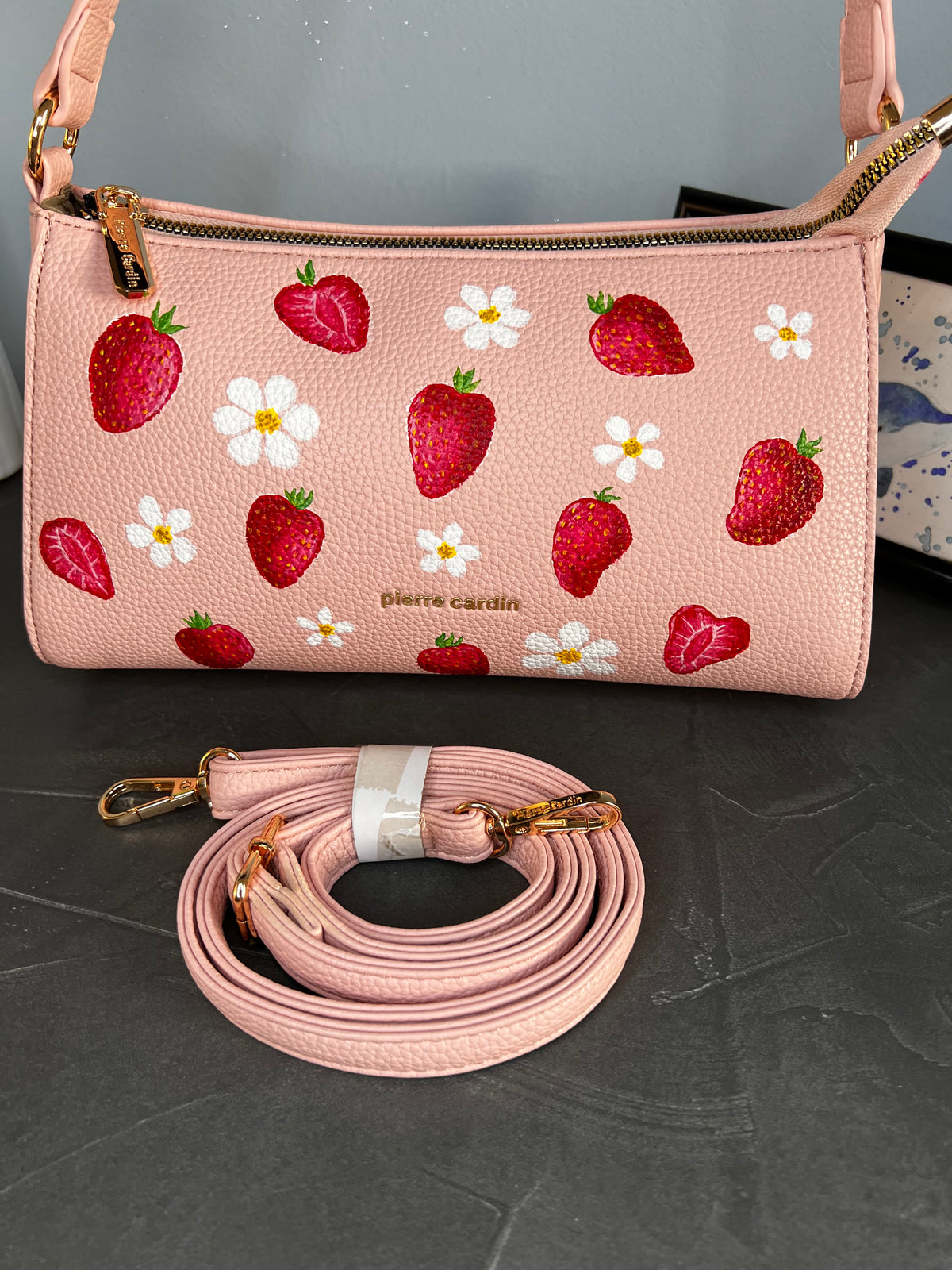 Borsa a tracolla dipinta a mano con fragole, Pierre Cardin rosa, dettaglio della tracolla