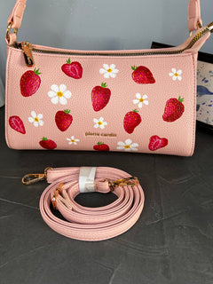 Borsa a tracolla dipinta a mano con fragole, Pierre Cardin rosa, dettaglio della tracolla