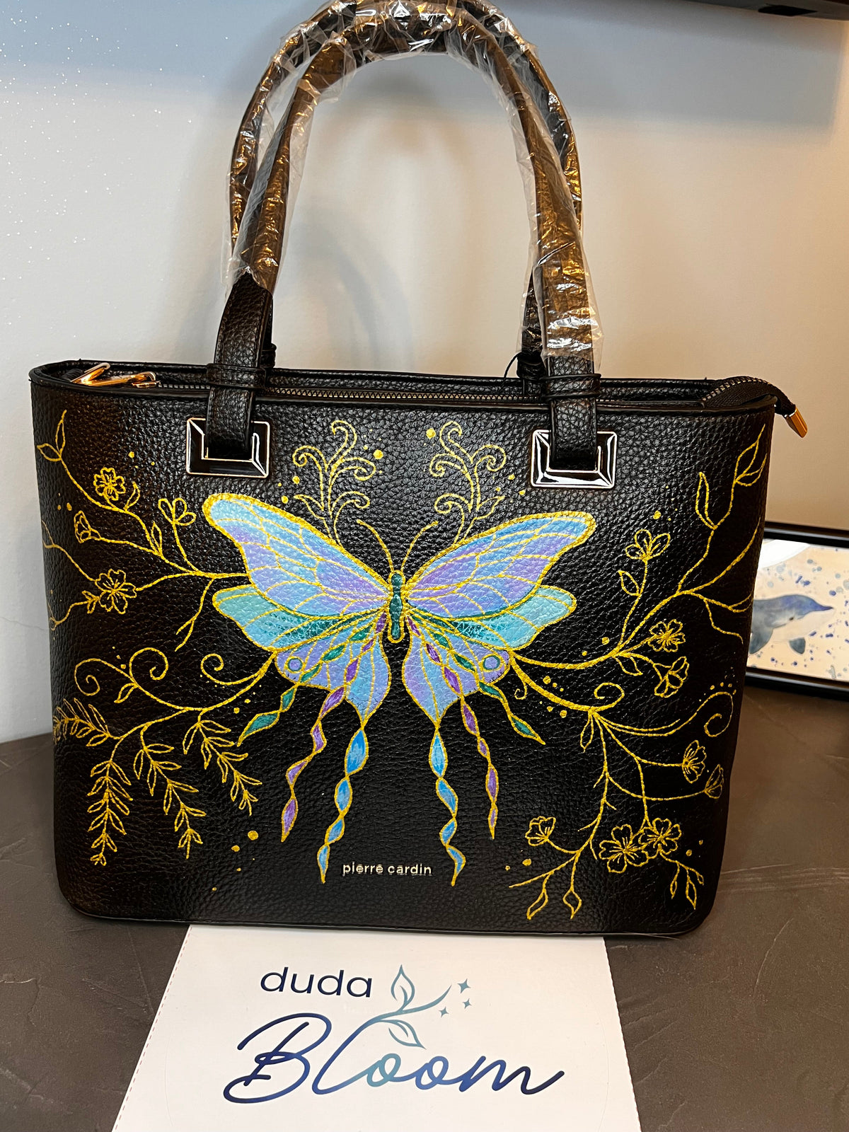 Borsa a tracolla dipinta a mano con farfalla blu, Pierre Cardin nera, vista frontale