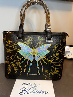 Borsa a tracolla dipinta a mano con farfalla blu, Pierre Cardin nera, vista frontale