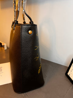 Borsa a tracolla dipinta a mano con farfalla blu, Pierre Cardin nera, dettaglio della chiusura