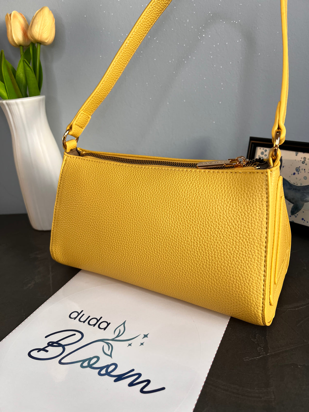 Borsa a tracolla dipinta a mano con limoni, Pierre Cardin gialla, dettaglio della tracolla