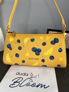 Borsa a tracolla dipinta a mano con limoni, Pierre Cardin gialla, vista laterale