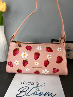 Borsa a tracolla dipinta a mano con fragole, Pierre Cardin rosa, vista frontale
