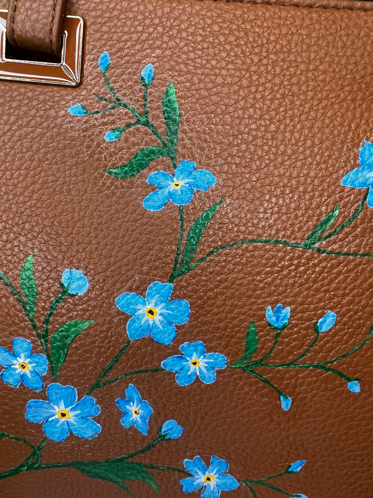 Borsa a tracolla dipinta a mano con fiori, Pierre Cardin cognac, vista laterale