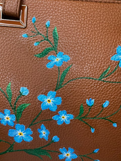Borsa a tracolla dipinta a mano con fiori, Pierre Cardin cognac, vista laterale