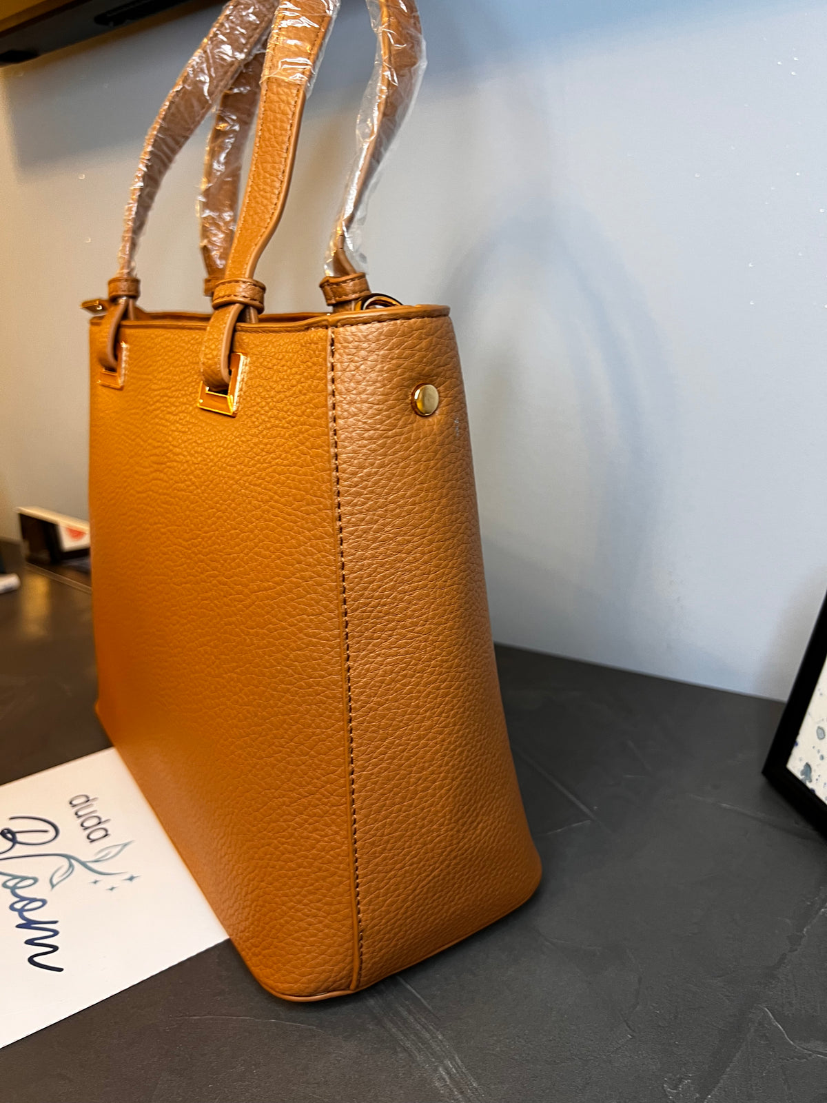 Borsa a tracolla dipinta a mano con fiori, Pierre Cardin cognac, dettaglio della tracolla