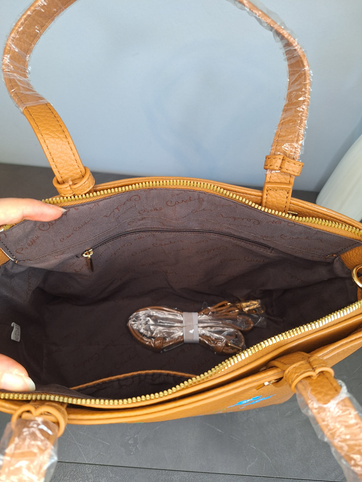 Borsa a tracolla dipinta a mano con fiori, Pierre Cardin cognac, dettaglio del logo